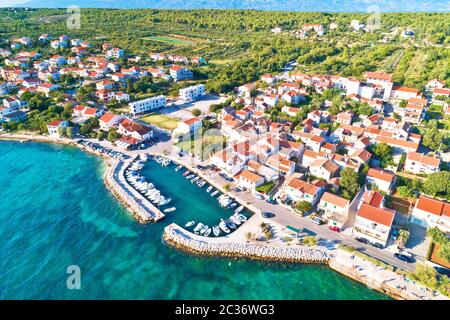 Zadar. Village de l'archipel de Zadar Diklo Vue aérienne de port et mer turquoise, région de Croatie Dalmatie Banque D'Images