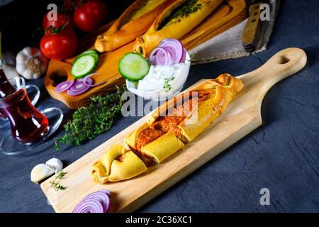 PIDE avec viande hachée, feta d'épinards et fromage de brebis Banque D'Images