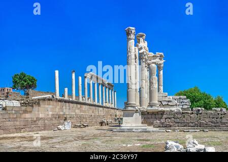 Ruines du Temple de Dionysos dans l'ancienne cité grecque Pergamon, Turquie. Grande vue panoramique sur une journée d'été ensoleillée Banque D'Images