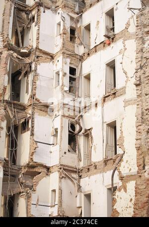 Vieux bâtiment multiétages démoli avec briques et encadrements de portes. Démolition, rénovation, concept de tremblement de terre Banque D'Images