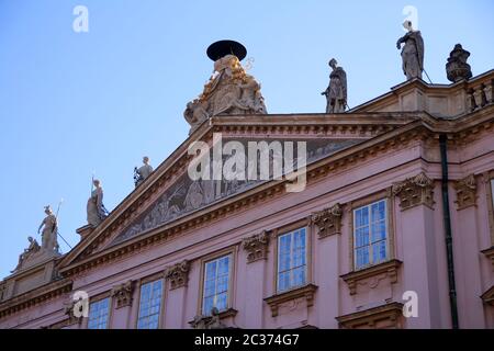 Détail d'une façade de palais rose à Bratislava Banque D'Images