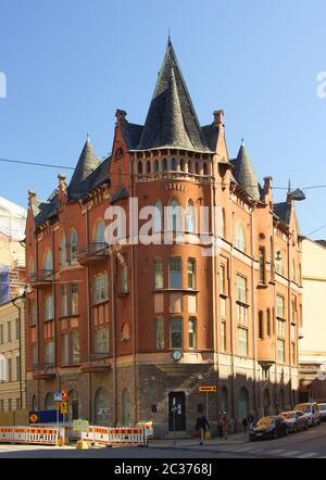 Immeuble d'angle Art Nouveau dans une rue d'Helsinki Banque D'Images