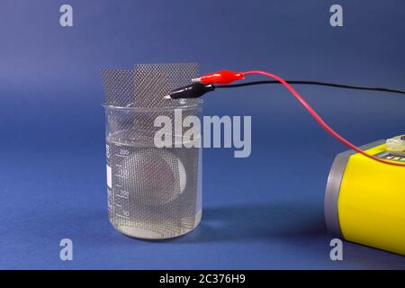 Contrôle de la conductivité de la substance. Anode et cathode dans un verre avec rast Banque D'Images