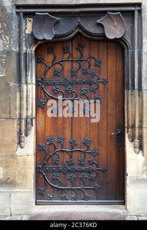 Vieille porte en bois, avec des charnières métalliques forgées Banque D'Images