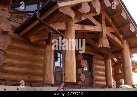 Détails et éléments d'une maison en bois. La construction d'une maison en bois. Banque D'Images