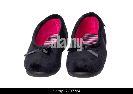 Chaussons isolés. Gros plan d'une paire de chaussons de maison de femme noire ou de ballerines isolées sur un fond blanc. Macro de chaussures femme. Banque D'Images