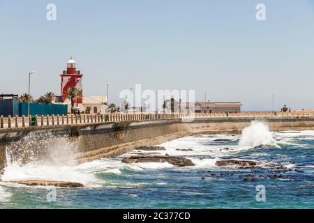 Fortes vagues rebondissent contre la protection de l'onde, brise-lames, promenade de Sea Point à Cape Town, Afrique du Sud. Banque D'Images