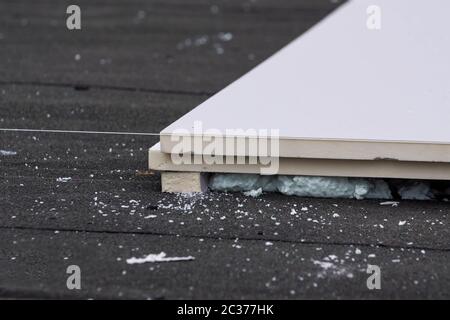 Isolation de toiture, installation de feuilles d'isolation sur la mousse. Mousse et isolation. Banque D'Images