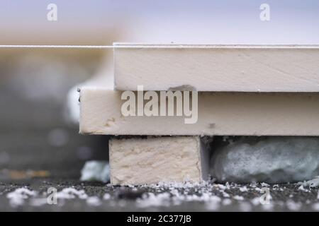 Isolation de toiture, installation de feuilles d'isolation sur la mousse. Mousse et isolation. Banque D'Images