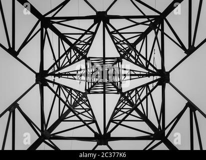 En dessous d'un truss construction en piliers. Diverses formes géométriques, des motifs d'une structure en acier. La texture métallique d'un poteau d'électricité. Banque D'Images