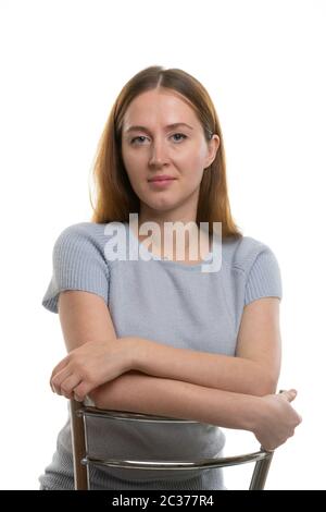 Portrait d'une jeune jolie fille de type européen sur fond blanc Banque D'Images