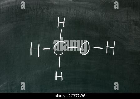 Le méthanol de l'alcool sur le tableau noir dans la classe de chimie. Banque D'Images