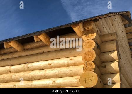 Partie de la structure d'une maison en bois, détails d'une structure en bois de treillis, une maison d'une maison en bois. Banque D'Images