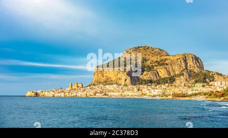 Cefalu, village médiéval de l'île de Sicile, Italie Banque D'Images