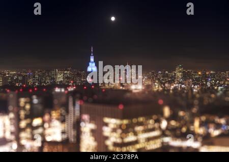 Vue panoramique nocturne depuis le Tokyo Metropolitan Government Building, le soir d'une pleine lune. Banque D'Images