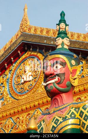 Statue de gardien à Wat Chaiyamangalaram, un temple bouddhiste de style thaï à Georgetown, Penang Banque D'Images