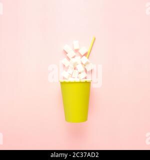 Concept créatif still life food nutrition santé photo de plats à emporter boissons boisson tasse pleine de sucre avec de la paille sur fond rose. Banque D'Images