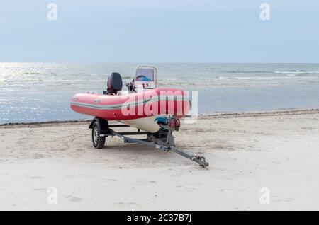 Le bateau gonflable debout dans le chariot à la mer Banque D'Images