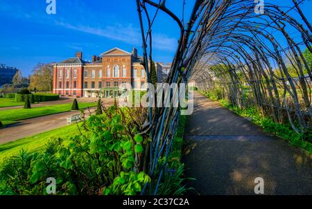 Kensington Palace Gardens un matin de printemps situé dans le centre de Londres, Royaume-Uni Banque D'Images