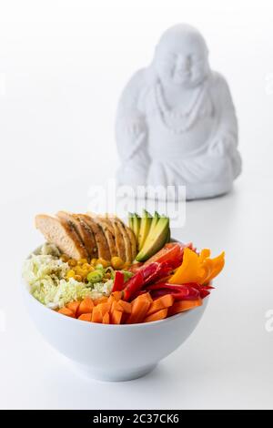 Bol bouddha avec du poulet on white Banque D'Images