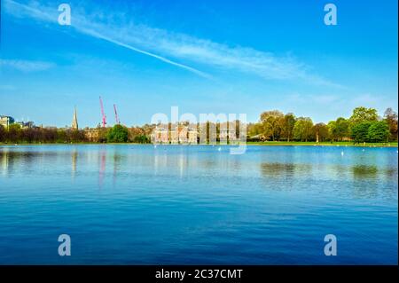 Kensington Palace Gardens un matin de printemps situé dans le centre de Londres, Royaume-Uni Banque D'Images