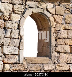 Dans la fenêtre de l'ancien mur de pierre isolé blanc Banque D'Images