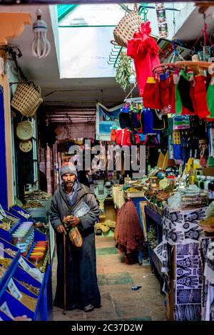 Essaouira, Maroc, février 2019 : vieil homme musulman pauvre au marché traditionnel de rue au Maroc. Médina marocaine avec boutiques Banque D'Images