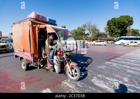 Marrakech, Afrique du Nord, 2019 février : rue marocaine animée pleine de voitures. Conducteur musulman dans un véhicule ancien transportant des marchandises. Trafic en Mo Banque D'Images