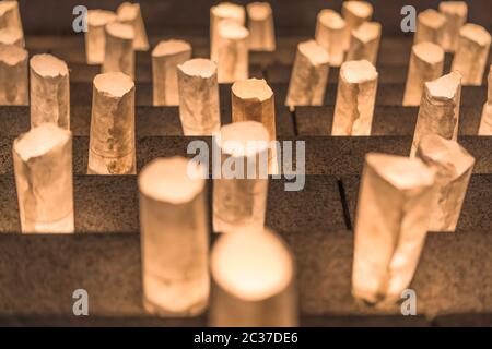 Lanternes en papier faites à la main illuminant les marches du temple Zojoji près de la Tour de Tokyo pendant Tana Banque D'Images