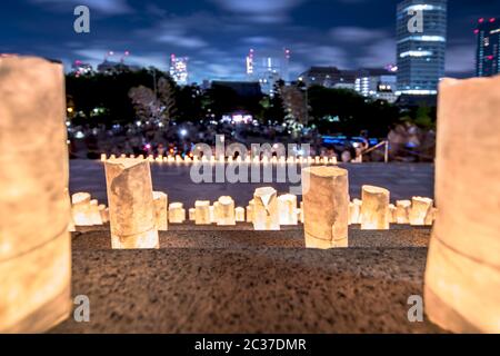 Lanternes en papier faites à la main illuminant les marches du temple Zojoji près de la Tour de Tokyo pendant Tana Banque D'Images