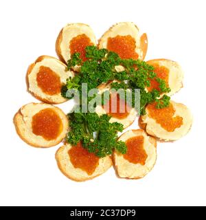 Tartelettes avec du caviar rouge isolé sur fond blanc Banque D'Images