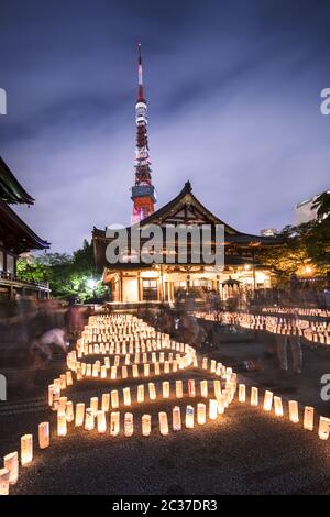 Lanternes japonaises faites à la main en papier de riz alignées en cercles éclairant le sol de la tente Zojoji Banque D'Images