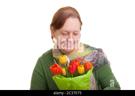 Femme âgée tenant un bouquet de tulipes colorées, isolée sur fond blanc. Fête des mères, Saint Valentin, Pâques et surpri Banque D'Images