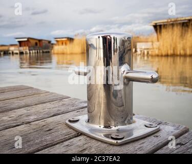 Bollard en acier sur une jetée sur le lac Neusiedlersee Banque D'Images