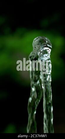 Filet de l'eau de la fontaine dans le soleil Banque D'Images