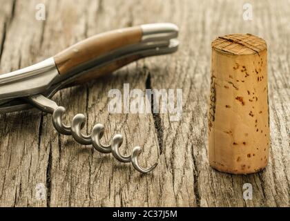 Liège de vin et broche d'un tire-bouchon sur bois rustique Banque D'Images