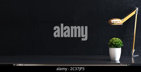 Socle pour espace de travail avec table, lampe de bureau et lampe avant, rendu mural en béton noir Banque D'Images