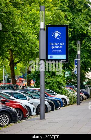 Essen, région de la Ruhr, Rhénanie-du-Nord-Westphalie, Allemagne - les Polonais intelligents, les feux de rue intelligents sont des agents de stationnement, station de recharge gratuite pour l'électricité Banque D'Images