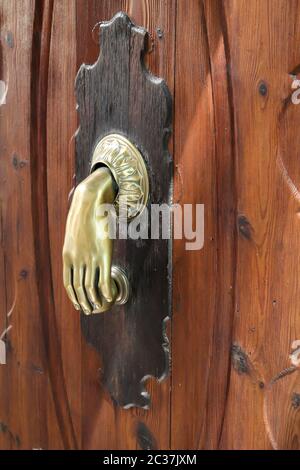 Un knocker de porte métallique en laiton ancien sur une porte en bois Banque D'Images