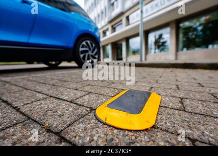 Essen, région de la Ruhr, Rhénanie-du-Nord-Westphalie, Allemagne - les capteurs de stationnement indiquent aux Polonais intelligents les places de parking gratuites, les Polonais intelligents, les feux de rue intelligents ar Banque D'Images