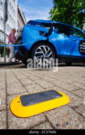 Essen, région de la Ruhr, Rhénanie-du-Nord-Westphalie, Allemagne - les capteurs de stationnement indiquent aux Polonais intelligents les places de parking gratuites, les Polonais intelligents, les feux de rue intelligents ar Banque D'Images