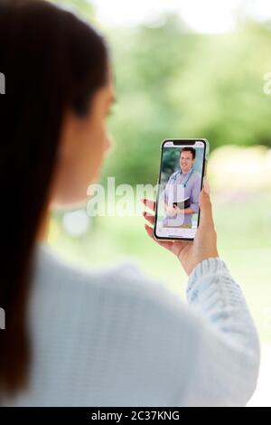 Femme parlant au médecin par conférence téléphonique Banque D'Images