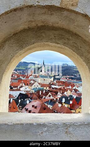 Vue sur la belle ville de Cesky Krumlov par la fenêtre du château. Banque D'Images