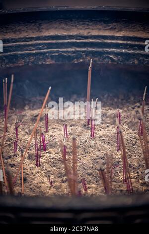 Close up de la combustion d'encens dans la cour du temple Wenshu, Chengdu, province du Sichuan, Chine Banque D'Images