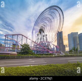 Vue depuis le pont Kokusai de Cosmo Clock 21 Big Wheel au parc à thème Cosmo World, surplombant le Divi Banque D'Images