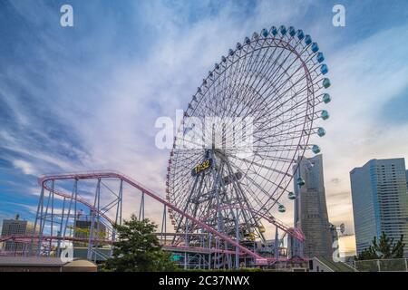 Vue depuis le pont Kokusai de Cosmo Clock 21 Big Wheel au parc à thème Cosmo World, surplombant le Divi Banque D'Images