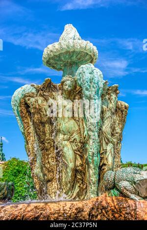 Ravadinovo, Bulgarie - 07.11.2019. Fontaine de la place près de l'église sur le territoire de l'Ravadinovo château en Bulgarie, on a sunny summer da Banque D'Images