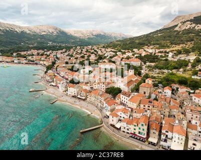 Vue Aérienne Vue panoramique de la ville de Baska, destination touristique populaire sur l'île de Krk, Croatie, Europe. Banque D'Images