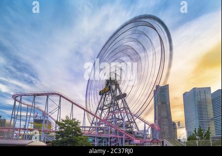 Vue depuis le pont Kokusai de Cosmo Clock 21 Big Wheel au parc à thème Cosmo World, surplombant le Divi Banque D'Images