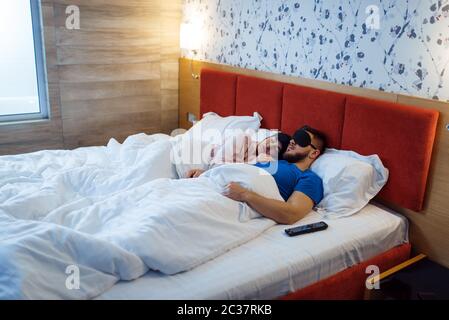 Couple amoureux dormant dans des couvertures d'oeil dans le lit à la maison, sommeil de confort sain. Relation harmonieuse dans la jeune famille. Homme et femme se reposant ensemble dans t Banque D'Images